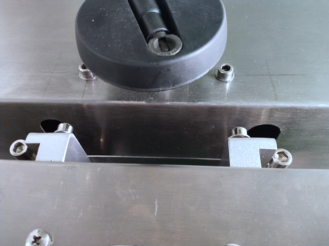 Details of continuous electromagnetic induction sealer.jpg