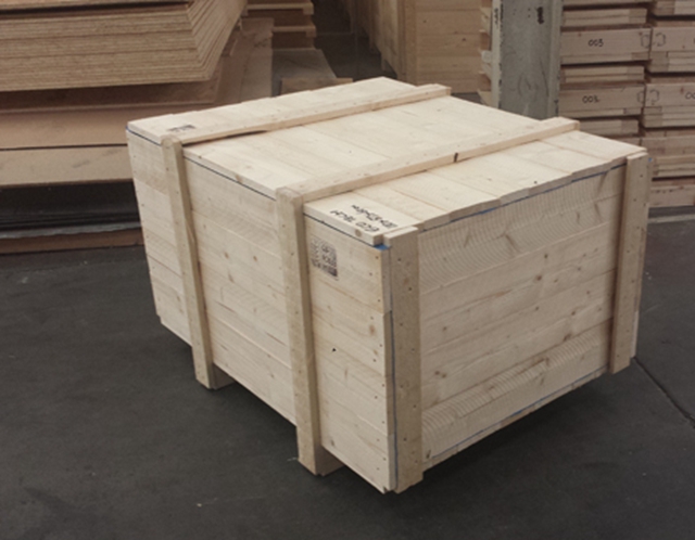 Packaging in wooden case for continuous sealing machine.jpg