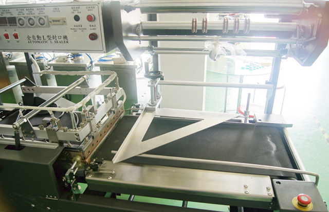automatic_packaging_machinery_l_type_sealing_cosmetic_making